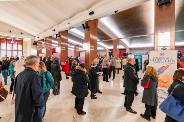 Asistentes al teatro se reúnen antes de una función de Shen Yun Performing Arts en el Auditorium della Conciliazione de Roma el 17 de marzo de 2026. (Leo Botnarenko/The Epoch Times)