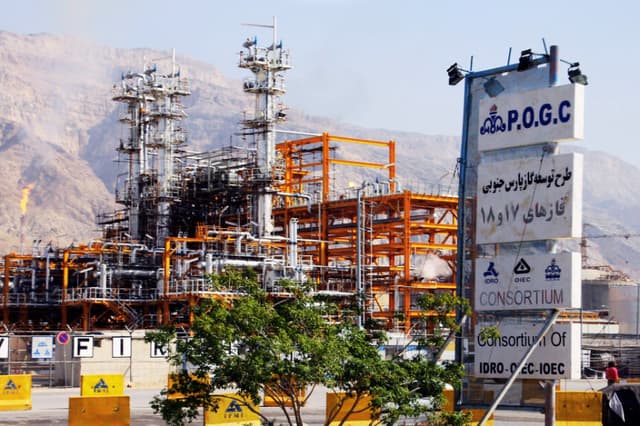 Una imagen muestra una vista general de las instalaciones de la fase 17-18 del yacimiento de gas de South Pars en la ciudad portuaria de Assaluyeh, al sur de Irán, a orillas del Golfo, el 19 de noviembre de 2015. (ATTA KENARE/AFP vía Getty Images)