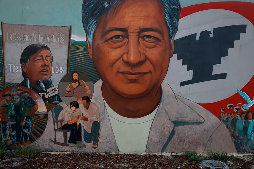 Un mural del líder sindical y activista por los derechos civiles César Chávez se exhibe en el Parque Conmemorativo César E. Chávez el 18 de marzo de 2026 en San Fernando, California. (Justin Sullivan/Getty Images)
