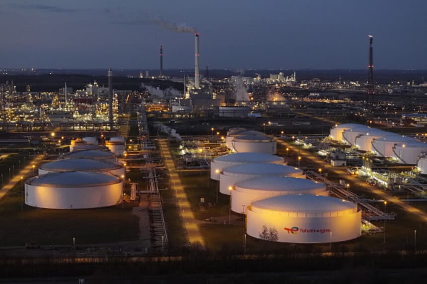 En esta panorámica aérea, el parque químico industrial de Leuna, con los depósitos de petróleo de TotalEnergies, se ve iluminado al atardecer el 17 de marzo de 2026 en Leuna, Alemania. (Sean Gallup/Getty Images).