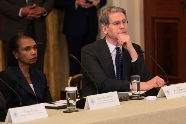 WASHINGTON, DC - 6 DE MARZO: La exsecretaria de Estado de EE. UU. Condoleezza Rice (centro) y el secretario del Tesoro de EE. UU. Scott Bessent asisten a una mesa redonda sobre el deporte universitario en el Salón Este de la Casa Blanca el 6 de marzo de 2026 en Washington, DC. La Administración Trump organizó la mesa redonda titulada “Salvar el deporte universitario” con líderes de las conferencias “Power Four” (las cuatro grandes), ejecutivos de los medios de comunicación y exentrenadores. (Foto de Anna Moneymaker/Getty Images).