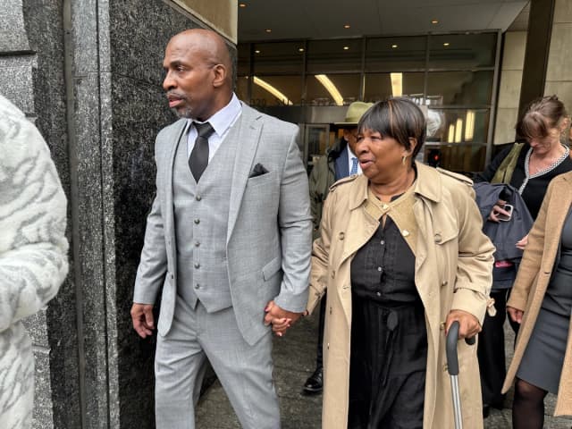 Kenneth Windley (izquierda) sale de un juzgado junto a su madre, Francina Windley Patterson, en el distrito de Brooklyn, en Nueva York, el 16 de marzo de 2026. (Jennifer Peltz/AP Photo)