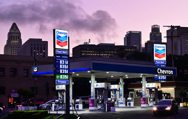 Se observan altos precios de la gasolina en una estación de servicio Chevron en Los Ángeles, debido al aumento vertiginoso de los precios en los surtidores en medio de la guerra con Irán, el 9 de marzo de 2026. (Frederic J. BROWN/AFP vía Getty Images)