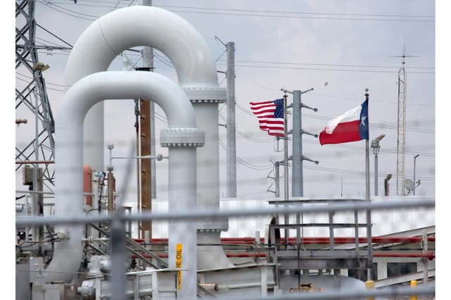 Se ve un laberinto de tuberías y equipos de petróleo crudo con las banderas de Estados Unidos y Texas ondeando al fondo durante un recorrido del Departamento de Energía en la Reserva Estratégica de Petróleo en Freeport, Texas, el 9 de junio de 2016. (Richard Carson/Reuters)