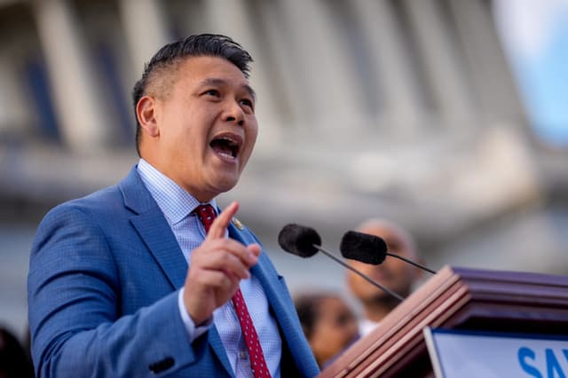 El representante Derek Tran (D-Calif.) pronuncia un discurso en las escaleras de la Cámara de Representantes en Washington, el 12 de noviembre de 2025. (Andrew Harnik/Getty Images)