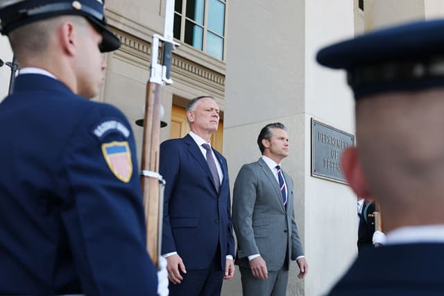 El ministro de Defensa Nacional de Canadá, David McGuinty, y el secretario de Guerra de Estados Unidos, Pete Hegseth, permanecen firmes durante un cordón de honor en el Pentágono el 22 de septiembre de 2025 en Arlington, Virginia. (Anna Moneymaker/Getty Images)