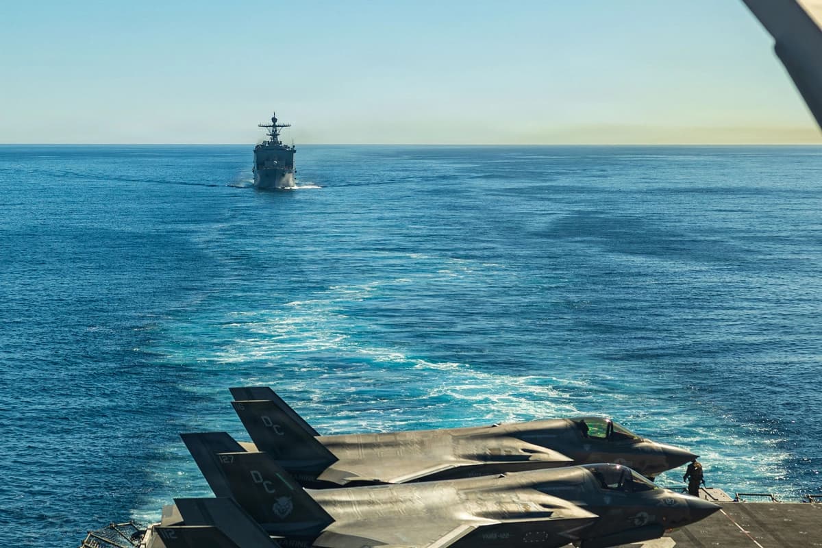 El buque de desembarco de dique USS Comstock (LSD 45), visto desde la cubierta del buque de asalto anfibio USS Boxer (LHD 4) durante un entrenamiento integrado con la 11.ª Unidad Expedicionaria de Marines en el Océano Pacífico el 27 de febrero de 2026. (Fotografía del Cuerpo de Marines de EE. UU. por la cabo Nicole Stuart, vía DVIDS).