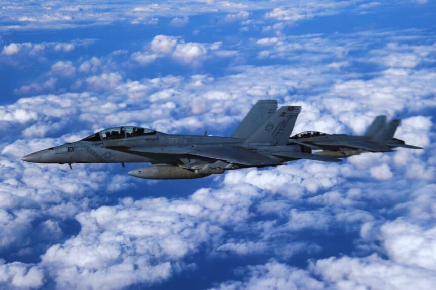 Se ven Super Hornets FA-18 de la Armada de EE. UU. desde un avión cisterna KC-135 durante «Keen Sword», un ejercicio militar entre EE. UU. y Japón sobre el mar de China Meridional el 9 de diciembre de 2010. (TOSHIFUMI KITAMURA/AFP vía Getty Images)