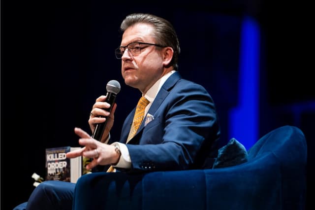 Jan Jekielek, editor senior de Epoch Times y presentador de "American Thought Leaders", habla durante el lanzamiento de su libro “Killed to Order” en el Trump-Kennedy Center en Washington el 16 de marzo de 2026. (Madalina Kilroy/The Epoch Times)