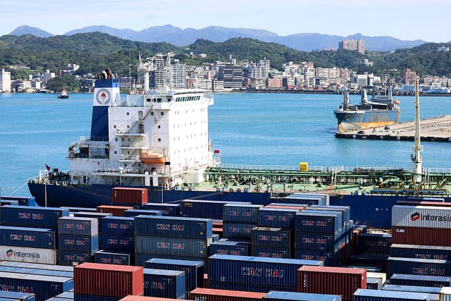 Un petrolero de CPC Corporation atracado en el puerto de Keelung el 11 de marzo de 2026. El 13 de marzo, los precios del petróleo rondaban los 100 USD, y la mayoría de los mercados bursátiles cayeron tras el llamamiento del líder iraní al bloqueo del estratégico estrecho de Ormuz y a la apertura de nuevos frentes en la guerra contra Estados Unidos e Israel. (Foto de I-Hwa Cheng / AFP vía Getty Images)