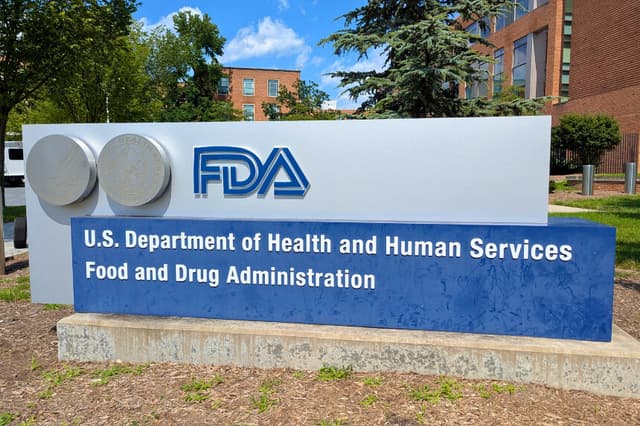 El logotipo de la Administración de Alimentos y Medicamentos de Estados Unidos (FDA) se aprecia en un cartel situado en el exterior del campus de White Oak de la agencia, en Silver Spring, Maryland, el 17 de julio de 2025. (Foto de Issam AHMED / AFP) (Foto de ISSAM AHMED/AFP vía Getty Images).