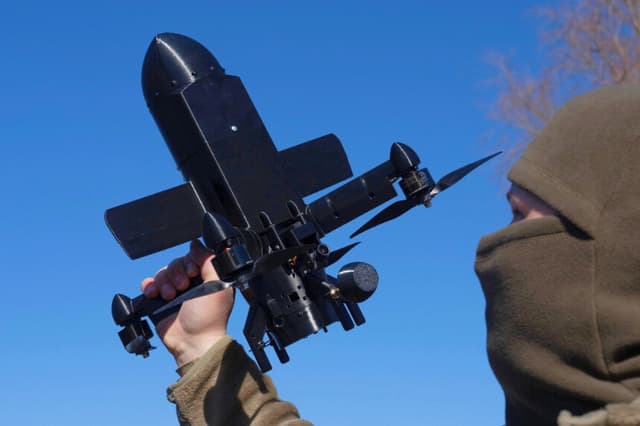 Un instructor de la empresa ucraniana General Cherry muestra el funcionamiento de un dron interceptor antiaéreo diseñado para destruir drones de ataque rusos en la región de Kiev el 11 de marzo de 2026. (Efrem Lukatsky/AP Photo).