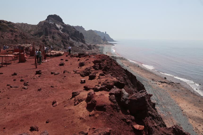 Unas personas visitan la isla de Ormuz, en el estrecho de Ormuz, frente a la ciudad portuaria iraní de Bandar Abbas, el 29 de abril de 2019. (ATTA KENARE / AFP vía Getty Images).