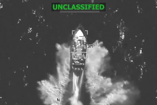 Fotograma de un video de un ataque contra un barco dedicado al narcotráfico en el Pacífico oriental, en una foto de archivo. (@Southcom/X)
