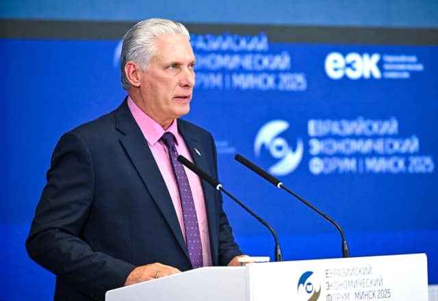 El líder cubano Miguel Díaz-Canel pronuncia un discurso durante una sesión plenaria del Foro Económico Euroasiático en Minsk, Bielorrusia, el 26 de junio de 2025. (Sputnik/Sergey Bobylev/Pool vía Reuters)