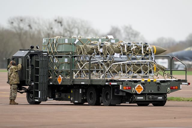 Bombas se retiran de un C-130J-30 Super Hércules poco después de aterrizar en la base de la RAF en Fairford el 15 de marzo de 2026 en Fairford, Inglaterra. Estados Unidos está utilizando la base de la RAF como parte de sus operaciones militares en Irán. (Foto de Matthew Horwood/Getty Images)