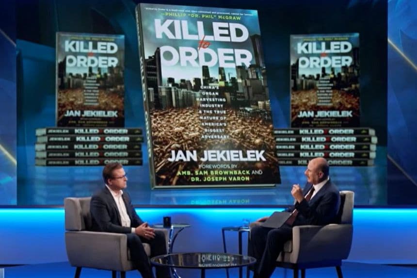 Phil McGraw, también conocido como Dr. Phil, entrevista al editor senior de The Epoch Times, Jan Jekielek, sobre su nuevo libro "Killed to Order" en "The Dr. Phil Podcast" en un episodio publicado el 17 de marzo de 2026. (Captura de pantalla)