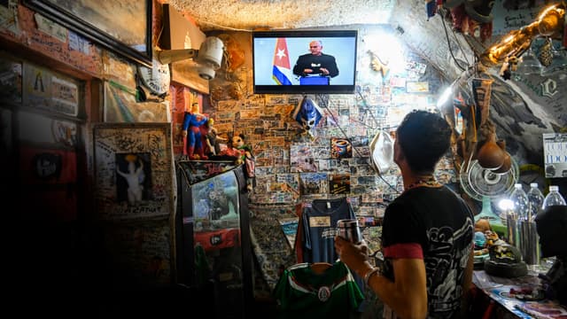 Un hombre observa la transmisión de un discurso del líder cubano Miguel Díaz-Canel en la televisión nacional, en La Habana, el 5 de febrero de 2026. (Yamil Lage/AFP vía Getty Images)