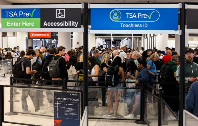 Viajeros esperan en la fila de seguridad TSA Pre en el Aeropuerto Internacional de Miami, en Miami, el 17 de marzo de 2026. (Joe Raedle/Getty Images).