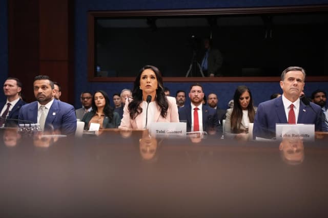 (De izquierda a derecha) El director del FBI, Kash Patel, la directora de Inteligencia Nacional, Tulsi Gabbard, y el director de la CIA, John Ratcliffe, testifican durante una audiencia del Comité Selecto de Inteligencia de la Cámara de Representantes, en Washington, el 19 de marzo de 2026. (Andrew Harnik/Getty Images)