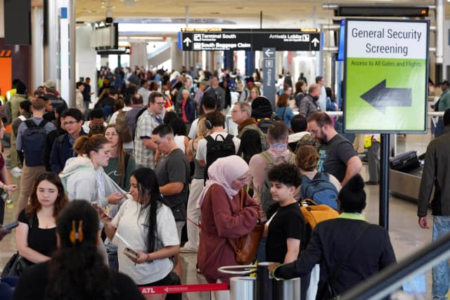 Pasajeros esperan en largas filas de la TSA mientras continúa el cierre parcial del gobierno, en el Aeropuerto Internacional Hartsfield-Jackson de Atlanta, el 20 de marzo de 2026. (Megan Varner/Reuters)