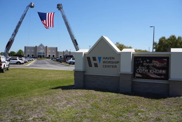 El Centro de Adoración Haven celebró un servicio conmemorativo en honor a uno de los soldados fallecidos en Irán. Cientos de personas se congregaron para apoyar al Mayor Cody Khork en su ciudad natal de Winter Haven, Florida, el 21 de marzo de 2026. (Troy Myers/The Epoch Times)