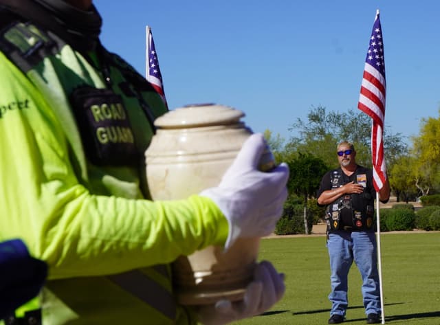 Un voluntario lleva la urna funeraria durante un servicio fúnebre para 14 veteranos en el Cementerio Nacional Conmemorativo en Phoenix, Arizona, el 18 de marzo de 2026. Cada dos meses, la organización sin fines de lucro Missing In America Project patrocina los entierros de los veteranos. (Allan Stein/The Epoch Times)
