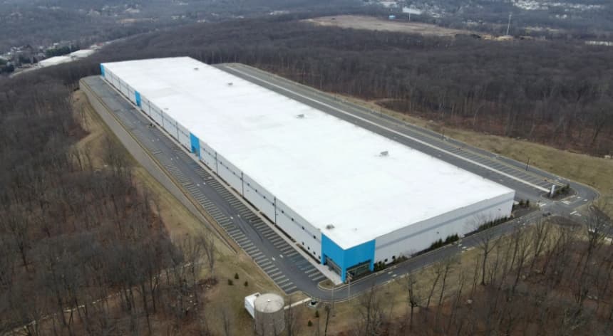 El estado de Nueva Jersey publicó imágenes del almacén que la administración Trump quiere transformar en un centro de detención masiva en Roxbury, el 20 de marzo de 2026.