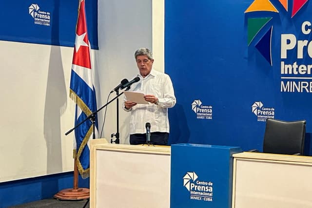 El viceministro de Relaciones Exteriores de Cuba, Carlos Fernández de Cossio, interviene durante una rueda de prensa tras un incidente armado en el que se vieron implicadas una lancha rápida matriculada en Florida y una patrulla cubana, en La Habana, Cuba, el 26 de febrero de 2026. (Alien Cabrera/Reuters)
