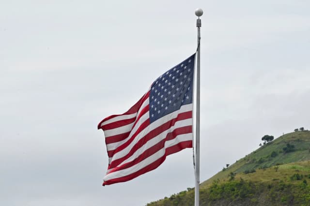 Una bandera estadounidense en el edificio de la embajada de EE. UU. en esta foto de archivo. (Adek Berry/AFP vía Getty Images)