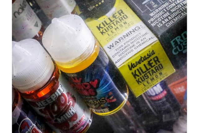 Los productos de vapeo aromatizados se muestran en un escaparate el 16 de septiembre de 2019. (Foto de archivo de Bebeto Matthews/AP)