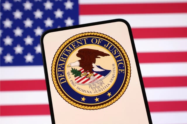 El logotipo y la bandera del Departamento de Justicia de los Estados Unidos se ven en esta ilustración tomada el 23 de abril de 2025. (Dado Ruvic/Ilustración/Reuters)