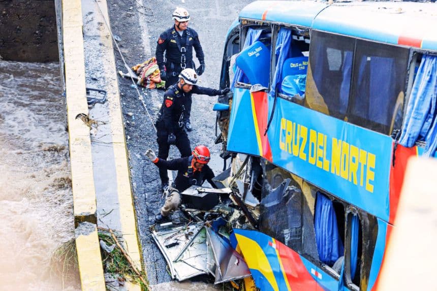 Accidente de autobús turístico en Perú provoca 9 fallecidos y 15 lesionados