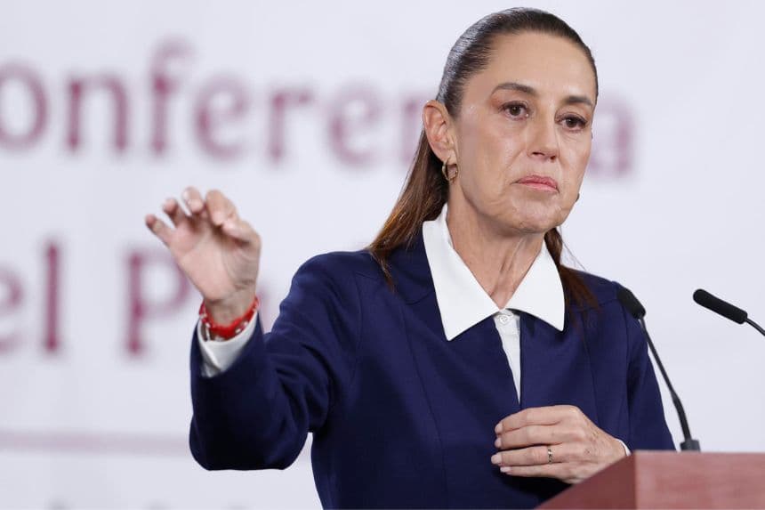La presidenta de México, Claudia Sheinbaum, participa este lunes, durante una rueda de prensa en el Palacio Nacional de la Ciudad de México, México. (EFE/ Sáshenka Gutiérrez)