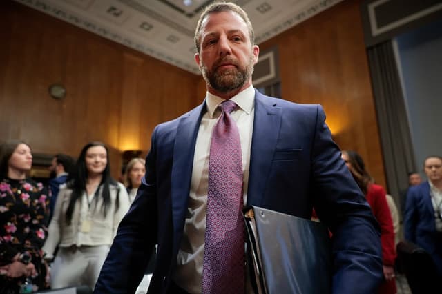 El senador estadounidense Markwayne Mullin (R-OK) se retira al concluir la parte pública de su audiencia de confirmación para ocupar el cargo de secretario de Seguridad Nacional en el Edificio Dirksen de Oficinas del Senado, en el Capitolio, el 18 de marzo de 2026 en Washington, DC. (Chip Somodevilla/Getty Images)