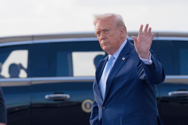 PALM BEACH, FLORIDA - 20 DE MARZO: El presidente de los Estados Unidos, Donald Trump, saluda con la mano tras aterrizar en el Aeropuerto Internacional de Palm Beach el 20 de marzo de 2026 en Palm Beach, Florida. El presidente Trump tiene previsto pasar el fin de semana en su finca de Mar-a-Lago, situada en West Palm Beach, al sur de Florida. (Foto de Roberto Schmidt/Getty Images)