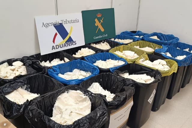 La Guardia Civil y el Servicio de Vigilancia Aduanera de la Agencia Tributaria incautaron 625 kilos de metanfetamina en Arganda del Rey, Madrid que llegaron a mediados de febrero en un avión procedente de México en botes de aceite de coco. (EFE/Guardia Civil/ Servicio de Vigilancia Aduanera de la Agencia Tributaria)