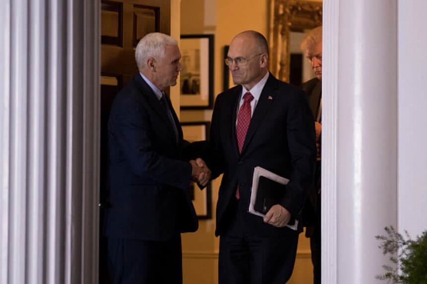 Andrew Puzder, director ejecutivo de CKE Restaurants, estrecha la mano del vicepresidente electo Mike Pence tras su reunión con el presidente electo Trump en el Trump International Golf Club, el 19 de noviembre de 2016 en Bedminster Township, Nueva Jersey. Trump y su equipo de transición se encuentran en proceso de cubrir los puestos del gabinete y otros cargos de alto nivel de la nueva administración. (Foto de Drew Angerer/Getty Images).