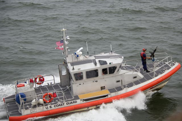 Imagen Ilustrativa: Barco de la Guardia Costera de EE. UU. (Onur Kurtic/Pexels).