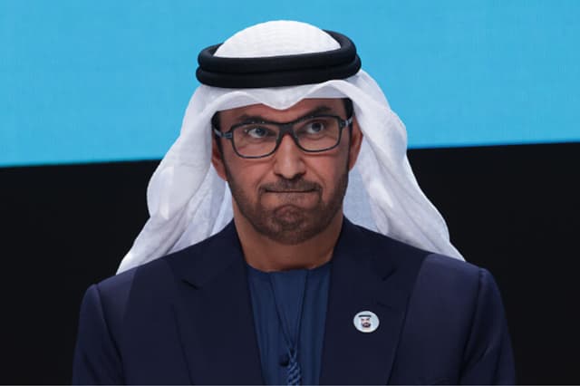 El sultán Ahmed Al Jaber, presidente de la COP28, llega para el traspaso oficial de la presidencia de la COP durante la ceremonia de inauguración de la Conferencia sobre el Clima de la COP29 de la CMNUCC, celebrada el 11 de noviembre de 2024 en Bakú, Azerbaiyán. (Sean Gallup/Getty Images).