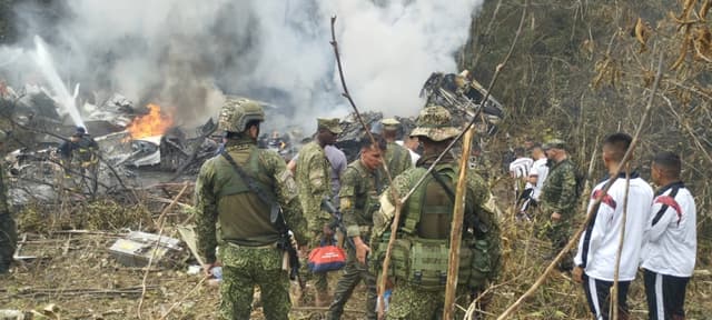 Miembros del ejército se reúnen en el lugar donde se estrelló un avión militar colombiano en Puerto Leguizamo, Putumayo, Colombia, el 23 de marzo de 2026. (La Voz de Amazonia/Mare Rafue/Handout vía REUTERS)
