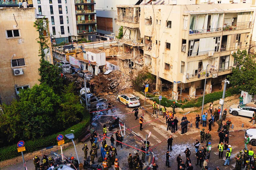 Los equipos de primera respuesta se reúnen cerca de un cráter dejado por un misil iraní el 24 de marzo de 2026 en Tel Aviv, Israel. Israel libra ahora una guerra en dos frentes —con Hezbolá en el Líbano y contra Irán— después de que Estados Unidos e Israel lanzaran un ataque conjunto contra Irán en la madrugada del 28 de febrero. (Erik Marmor/Getty Images)