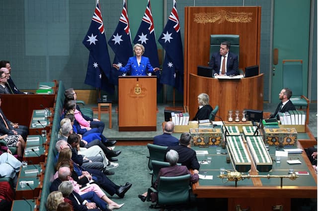 La presidenta de la Comisión Europea, Ursula von der Leyen, se dirige a los diputados y senadores durante una sesión conjunta de la Cámara de Representantes celebrada en el Parlamento de Canberra, Australia, el 24 de marzo de 2026. (David Gray/AFP vía Getty Images).
