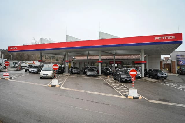 Los conductores, en su mayoría de Italia, hacen cola en sus coches para acceder a precios de combustible más bajos en una gasolinera de Dobrovo, Eslovenia, cerca de la frontera entre Eslovenia e Italia, el 16 de marzo de 2022. (Jure Makovec/AFP vía Getty)