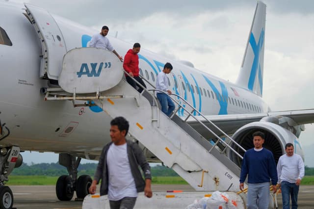 Unos hondureños que fueron deportados de Estados Unidos desembarcan en el Aeropuerto Ramón Villeda Morales, en San Pedro Sula (Honduras), el 4 de diciembre de 2024. (Moisés Castillo/AP Photo).