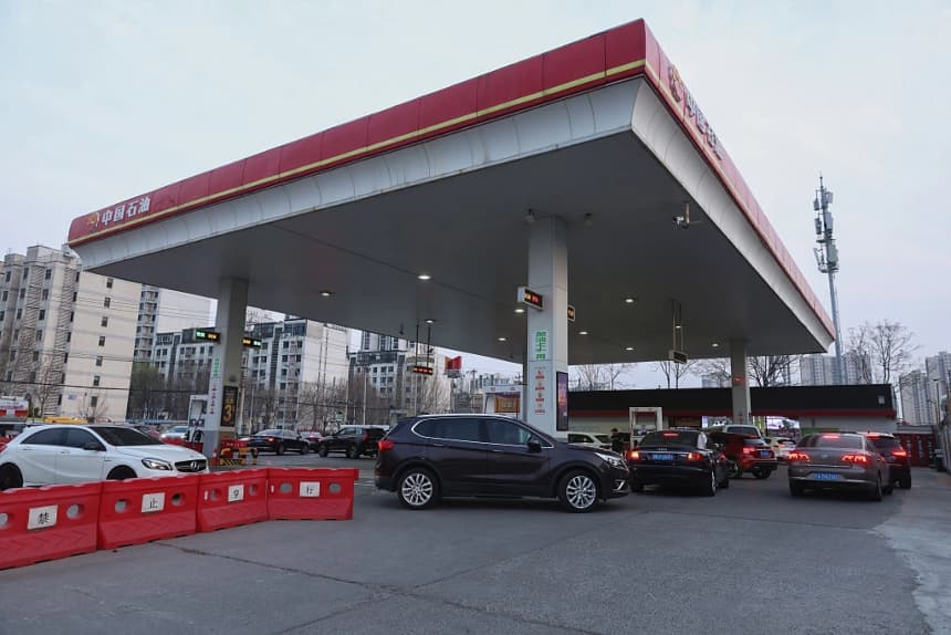 Conductores de automóviles hacen fila para repostar en una gasolinera en Beijing, el 23 de marzo de 2026. (Lintao Zhang/Getty Images)