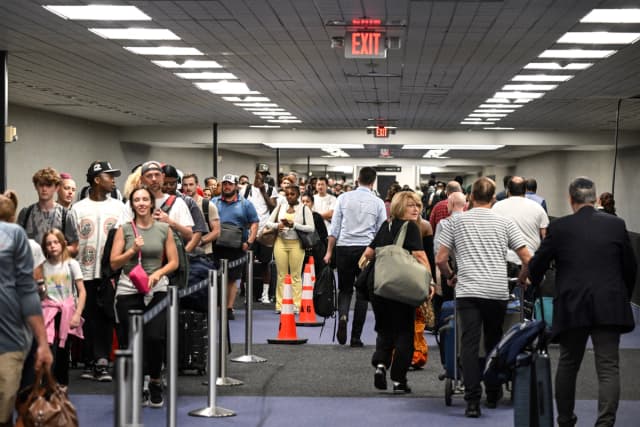 Viajeros hacen largas filas de seguridad en el Aeropuerto Intercontinental George Bush en Houston, Texas, el 23 de marzo de 2026. (Ronaldo Schmidt/AFP vía Getty Images).