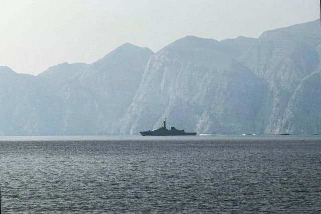 Un buque de la armada en el estrecho de Ormuz el 1 de marzo de 2026. (Sahar Al Attar/AFP vía Getty Images)
