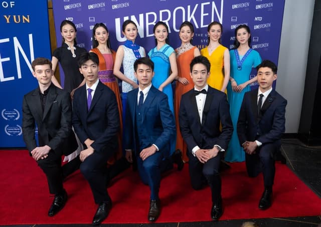 Los bailarines de Shen Yun asisten al estreno mundial de "Unbroken: The Untold Story of Shen Yun" (Inquebrantable: La historia no contada de Shen Yun) en el cine AMC Theater at Lincoln Square de Nueva York el 24 de marzo de 2026. (Samira Bouaou/The Epoch Times).