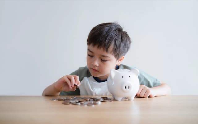 ¿Quiere que sus hijos crezcan con una actitud sana hacia el dinero? Empiece a vivir como quiere que ellos lleguen a ser. (Ann en el Reino Unido/Shutterstock).